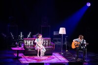 「接吻 -kiss-」のカバーを披露する真山りか（左）と三沢崇篤（右）。