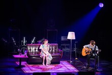 「接吻 -kiss-」のカバーを披露する真山りか（左）と三沢崇篤（右）。