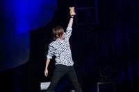 焼きそばパンを手に現れたギタリスト三沢崇篤。