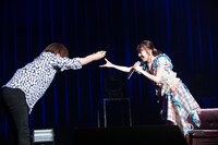 本当に焼きそばパンを持ってきた三沢崇篤（左）。