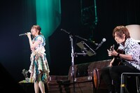 真山りか（左）と三沢崇篤（右）。