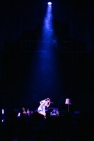 「Liar Mask」のイントロに合わせてポーズをとる真山りか。