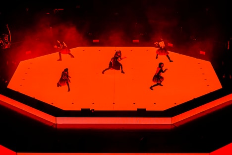 BABYMETAL「10 BABYMETAL BUDOKAN」の様子。(Photo by Taichi Nishimaki)