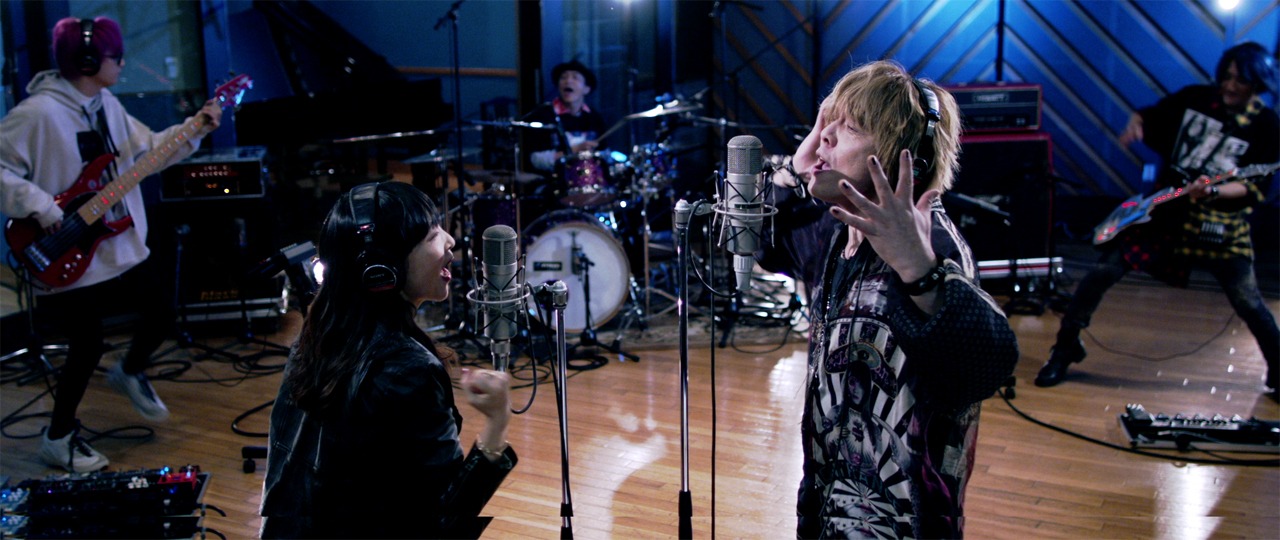 angela VS 遠藤正明「Battle & Message」ミュージックビデオのワンシーン。