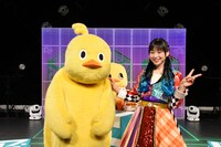 左から日清食品のひよこちゃんと徳井青空。