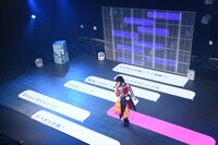 床面のフロアパネルに表示されるコメントを読み上げる徳井青空。