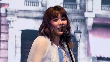 眉村ちあき「飛び出せ！日本元気女歌手ツアー ～ニューヨーク・パリ・ロンドン編～」の様子。