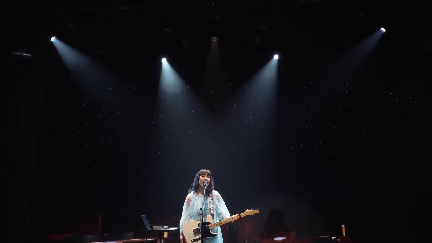 眉村ちあき「飛び出せ！日本元気女歌手ツアー ～ニューヨーク・パリ・ロンドン編～」の様子。