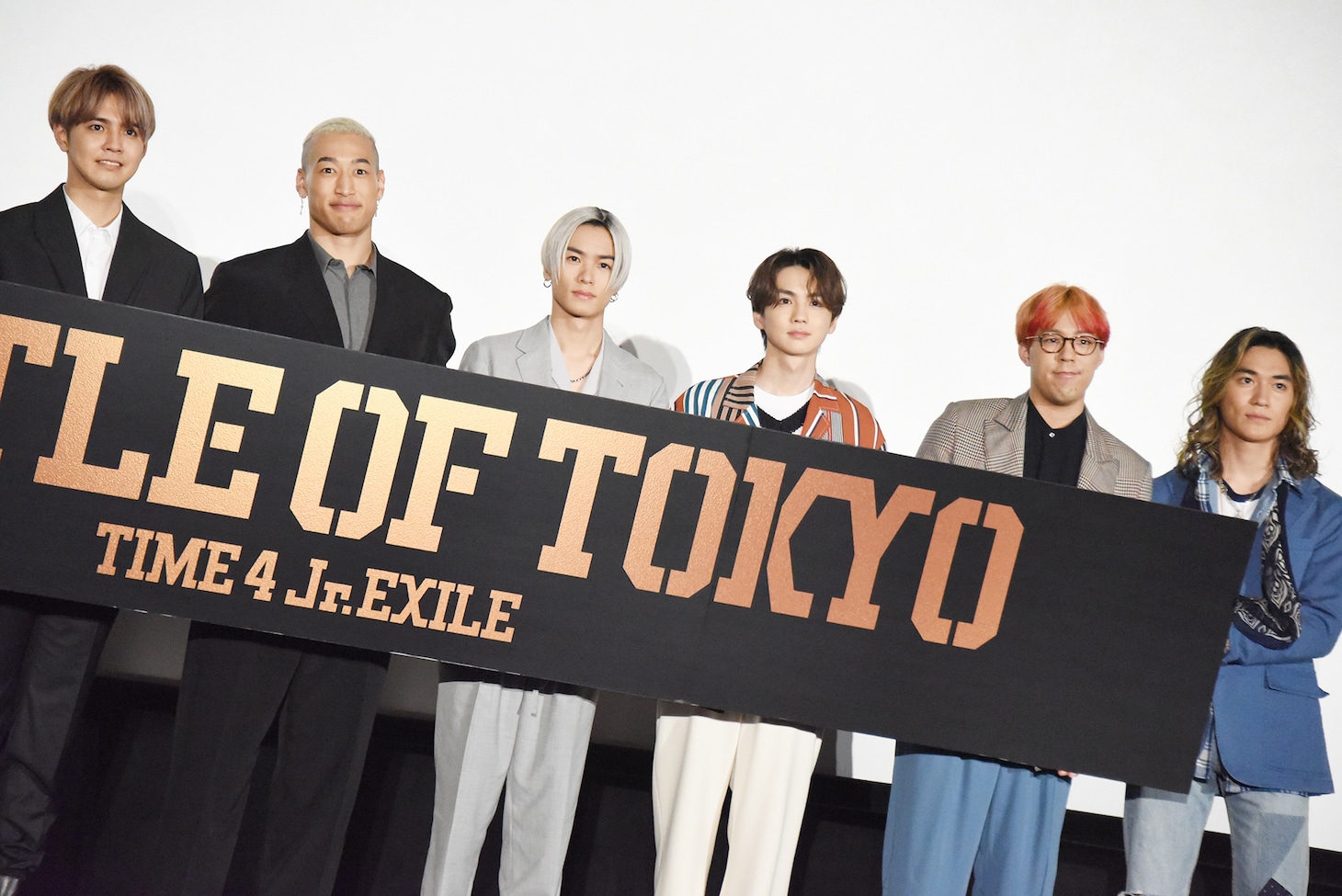 左から片寄涼太、関口メンディー、川村壱馬、吉野北人、世界、砂田将宏。