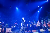 サプライズの「ハッピーバースデー」に喜ぶ中田裕二。（撮影：笹原清明）