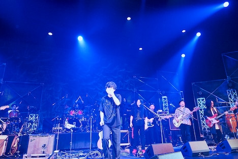 サプライズの「ハッピーバースデー」に喜ぶ中田裕二。（撮影：笹原清明）