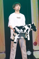 無表情で牛を振り続ける吉田仁人。（撮影：笹森健一）