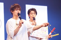 グッズの“イチ押しアイテム”だったマスクストラップの購入者の少なさに愕然とする佐野勇斗（左）と曽野舜太（右）。このあと勇斗、山中柔太朗による商品の猛プッシュが始まる。（撮影：笹森健一）