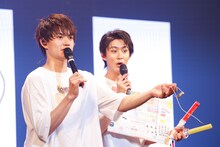 グッズの“イチ押しアイテム”だったマスクストラップの購入者の少なさに愕然とする佐野勇斗（左）と曽野舜太（右）。このあと勇斗、山中柔太朗による商品の猛プッシュが始まる。（撮影：笹森健一）