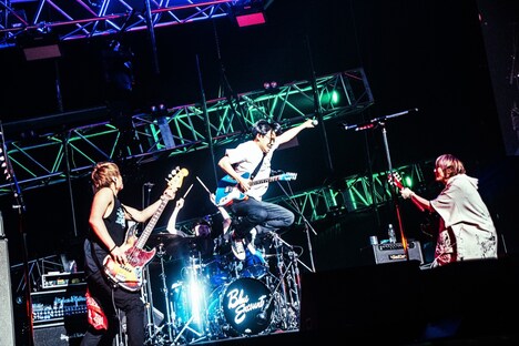 曲のクライマックスでドラムセットからジャンプするミキの亜生(写真中央)。(撮影:浜野カズシ)