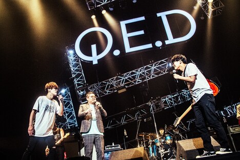 田邊駿一(Vo, G)とミキ。(撮影:浜野カズシ)