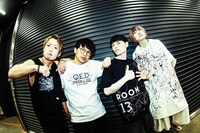 BLUE ENCOUNT楽器隊メンバーとミキの亜生（写真左から2番目）。（撮影：浜野カズシ）