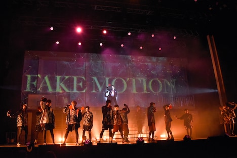 「FAKE MOTION -THE SUPER STAGE-」の様子。
