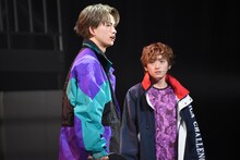 草川直弥（ONE N' ONLY）演じる明智十兵衛と定本楓馬演じる斯波真一。