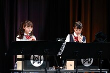 リコーダーとピアニカでセッションする白浜あやと青山菜花。（撮影：笹森健一）