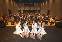 「BOLTSPRING 2021」第1部でファンと記念撮影するB.O.L.T。（撮影：笹森健一）