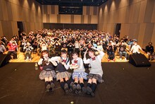 「BOLTSPRING 2021」第2部でファンと記念撮影するB.O.L.T。（撮影：笹森健一）