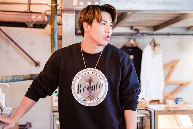 AMAZING COFFEEに到着したRIKUさん。