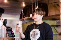 大好きな「コーヒーシャリシャリ」を手にしたRIKUさん。