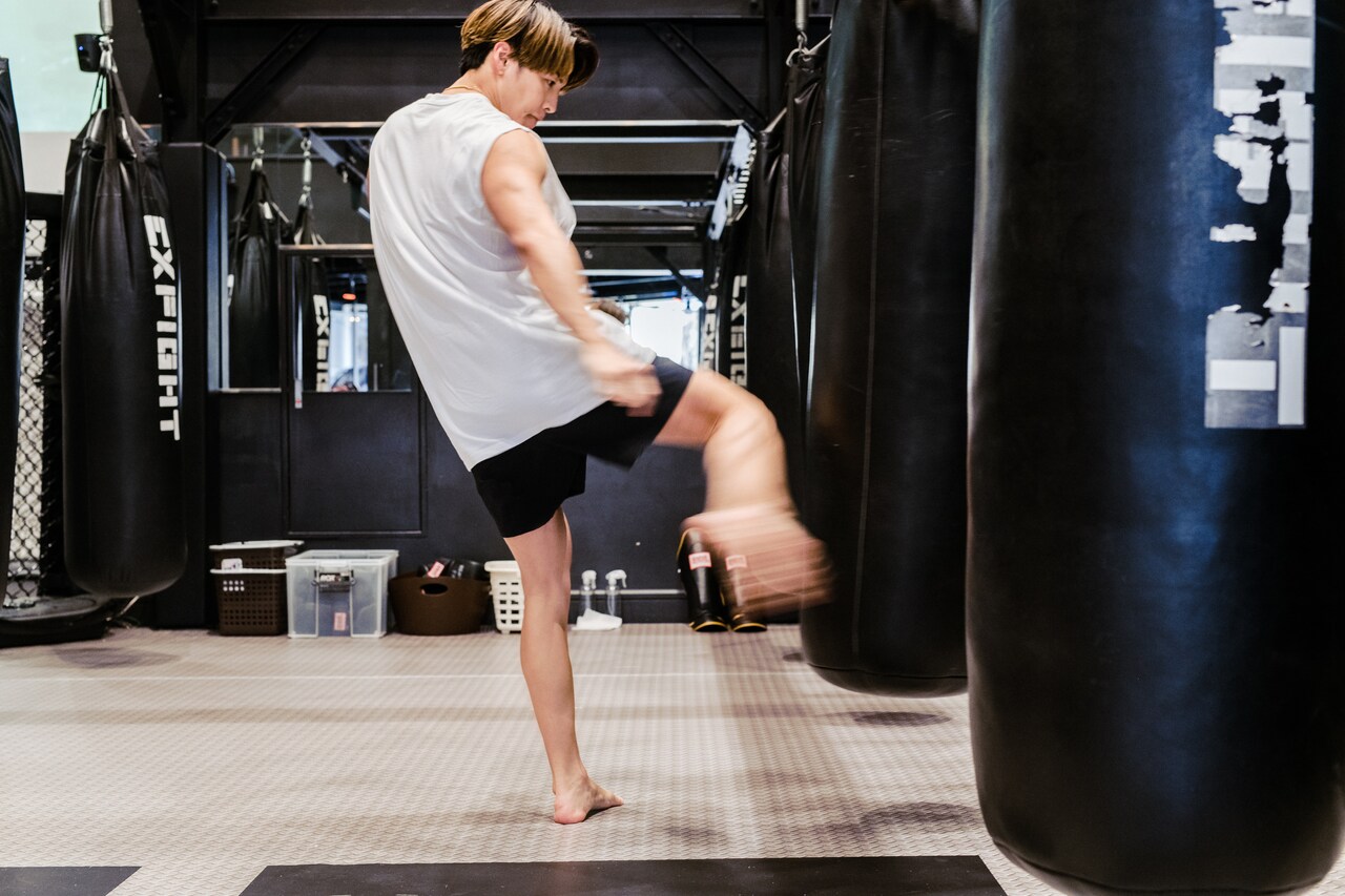 サンドバッグにキックするRIKUさん。