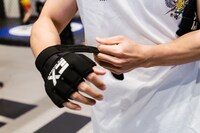 EXFIGHTのバンデージを巻くRIKUさん。
