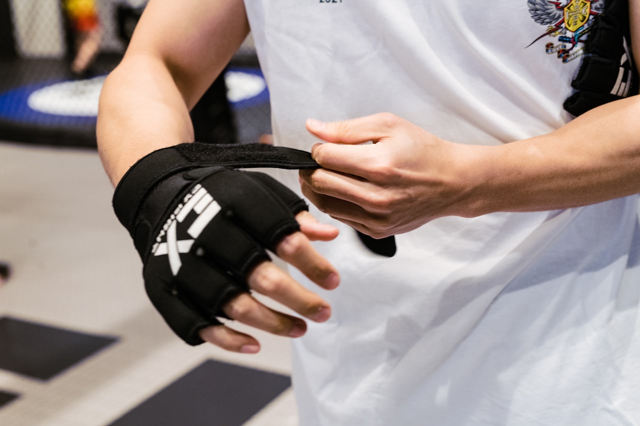 EXFIGHTのバンデージを巻くRIKUさん。