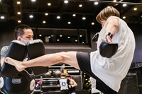 石田光洋トレーナーとスパーリングをするRIKUさん。