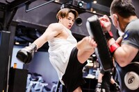 石田光洋トレーナーとスパーリングをするRIKUさん。