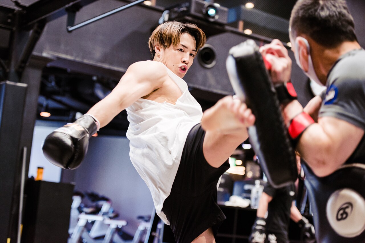 石田光洋トレーナーとスパーリングをするRIKUさん。