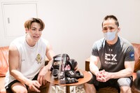 RIKUさんと石田光洋トレーナー。