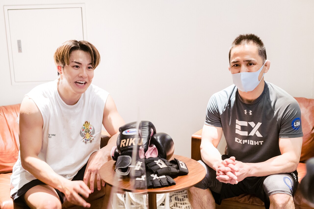 RIKUさんと石田光洋トレーナー。