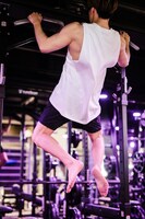 懸垂を披露するRIKUさん。