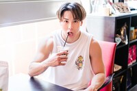 トレーニングを終えプロテインを飲むRIKUさん。