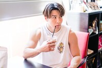 トレーニング後にプロテインを飲むRIKUさん。