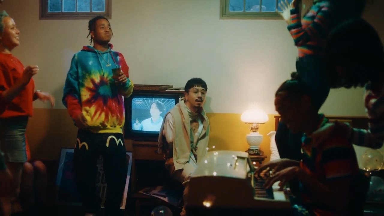 Nulbarich「A NEW DAY feat. Phum Viphurit」MVより。