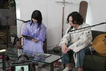 コメントを確認するアイナ・ジ・エンドと三船雅也。