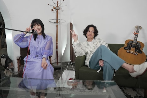 左からアイナ・ジ・エンド、三船雅也。