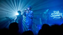 SHE IS SUMMER「SHE IS SUMMER One Man Live Where is my DOOR?」の様子。（Photo by Hiroshi Takano）