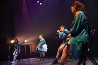 椅子に腰掛けて新曲「ストロベリー」を歌うNELN。