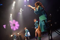 椅子に腰掛けて新曲「ストロベリー」を歌うNELN。