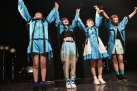 ファンに生声で挨拶するNELN。