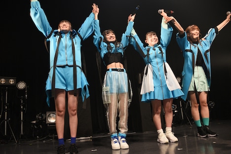 ファンに生声で挨拶するNELN。