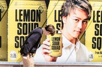 EXILE TAKAHIROさんの看板に「お疲れさまです」と挨拶するRIKUさん。