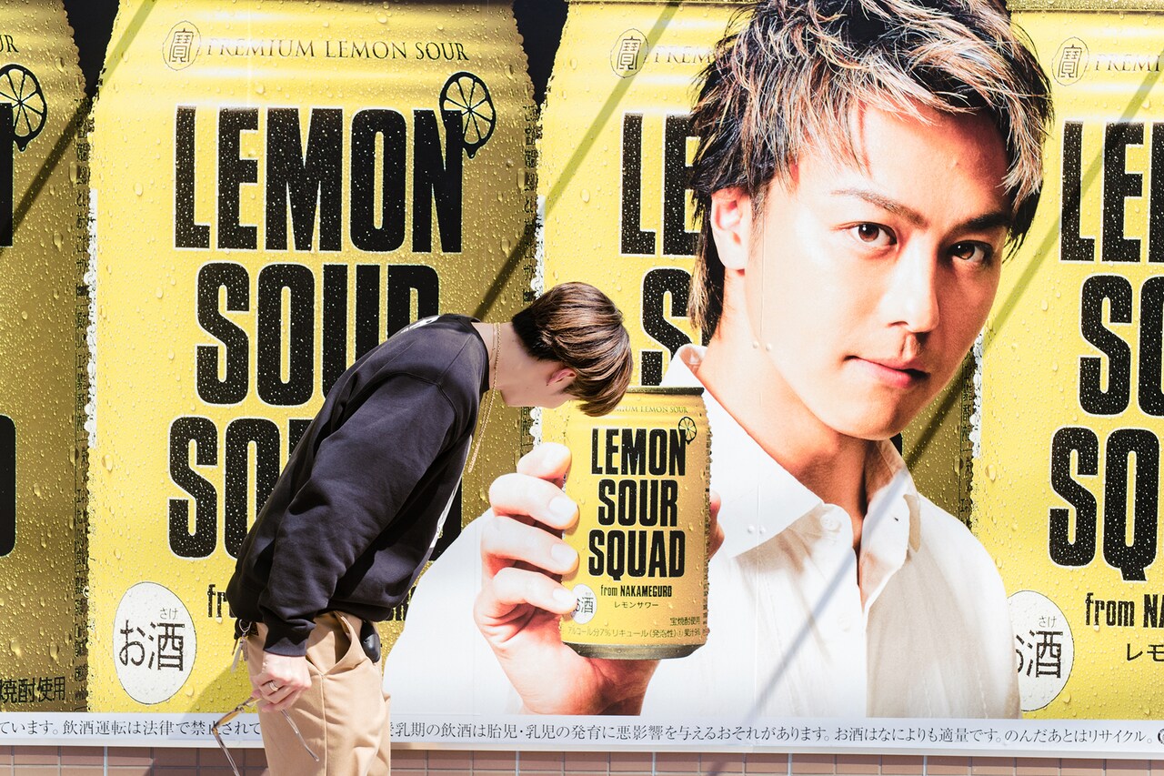 EXILE TAKAHIROさんの看板に「お疲れさまです」と挨拶するRIKUさん。