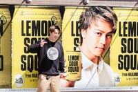 EXILE TAKAHIROさんの看板と記念撮影するRIKUさん。
